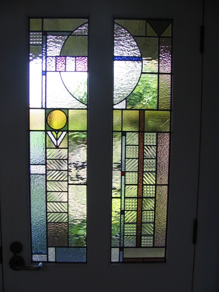 Soft colours in a classic asymmetrical Art Deco style