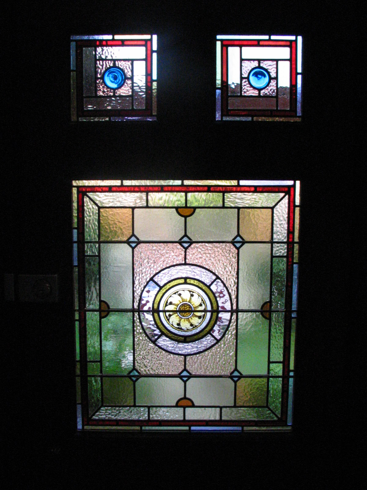 Geometric polychromatic design with painted center rondel